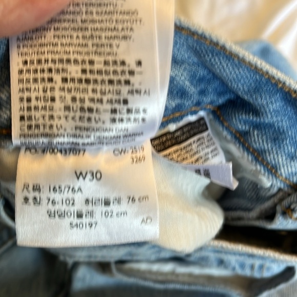 Levi's Premium WEDGIE FIT Light Wash Size 30, High Rise, Straight Leg Distressed - Picture 10 of 17